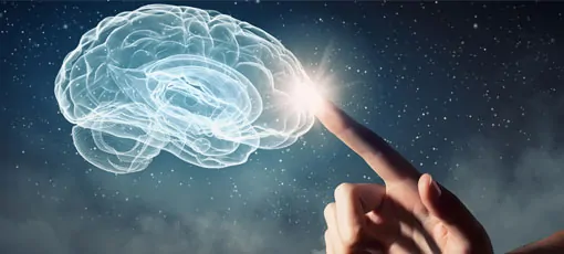 Psychologischer Berater tippt ein holographisch dargestelltes Gehirn an