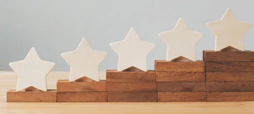 Fünf Sterne stehen auf den Stufen einer Treppe