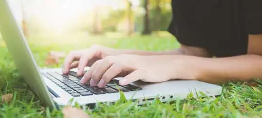 Hände auf die Tastatur. Fernlernkonzept.