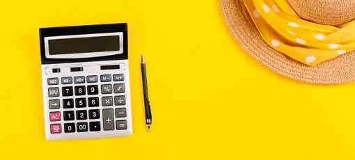 Die Heilpraktiker Kosten | Großer silberner Taschenrechner, schwarzer Stift und Strohhut auf gelbem Hintergrund