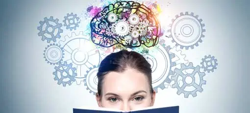 Wie werde ich Psychologe | Junge Geschäftsfrau mit Buch, das in der Nähe der grauen Wand steht, mit Gehirn mit Zahnräder darauf gezeichnet.