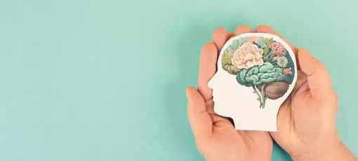 Grundlagen der Psychologie | Hände, die Papierkopf halten, menschliches Gehirn mit Blumen, Selbstversorgung und psychische Gesundheit Konzept, positives Denken