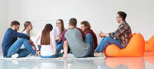 Sozialpsychologie Fernstudium | Jugendliche mit Psychologen bei Gruppentherapie-Sitzungen